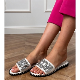 Vita flip -flops dekorerade med kristaller 2
