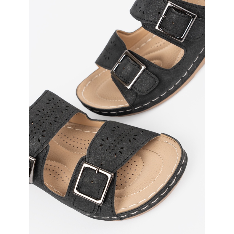 Seastar Tofflor på en låg kil med svarta klämmor 1