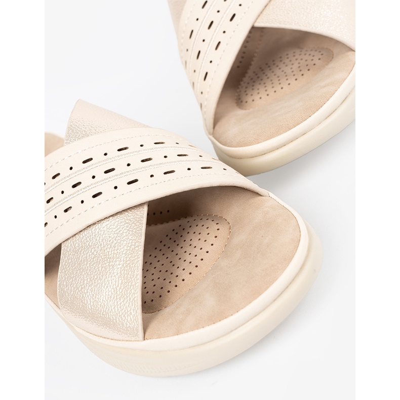 Lätt beige flip flops på plattformen 1