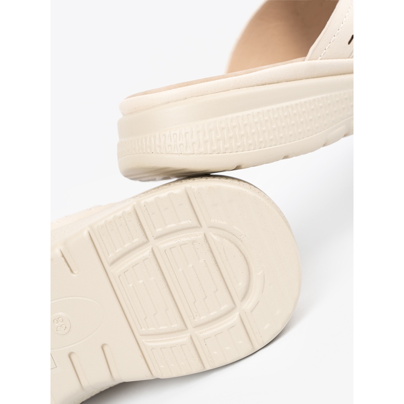 Lätt beige flip flops på plattformen 2