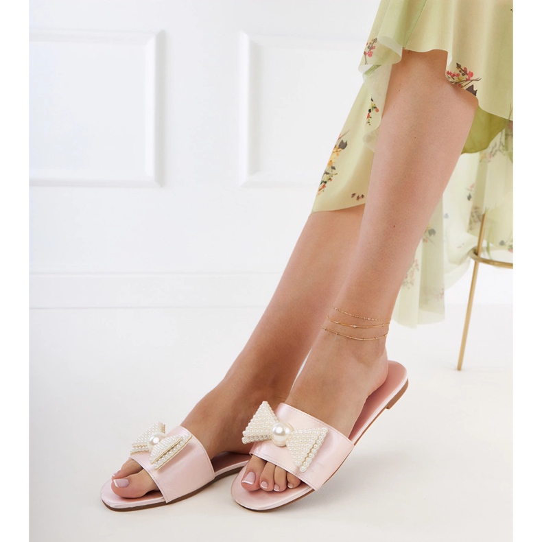 Seastar Beige satin flip flops med en båge i pärlor 1