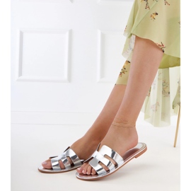 Silverflip -flops dekorerade med utskärningar 1