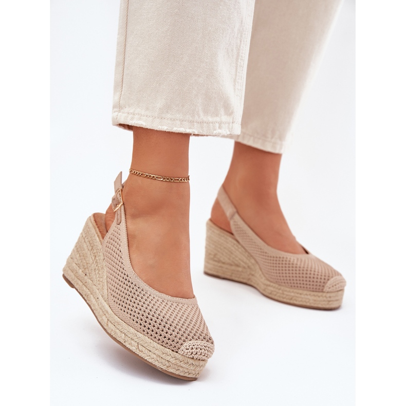 Kvinnors sandaler för kil med en mörk bärande fläta beige 2