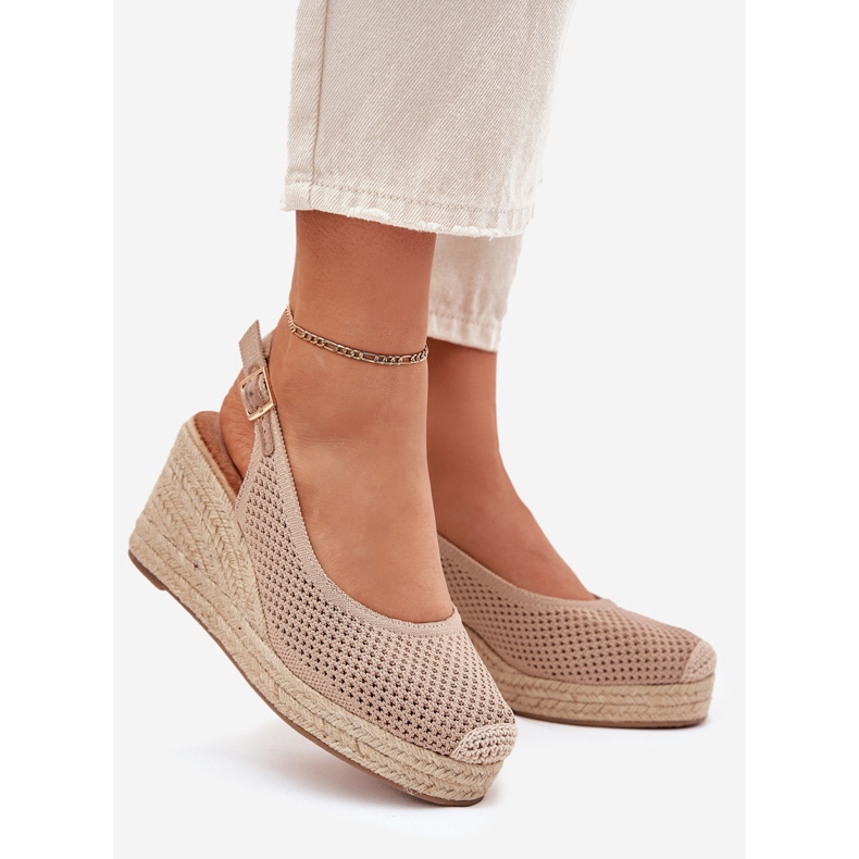 Kvinnors sandaler för kil med en mörk bärande fläta beige 1