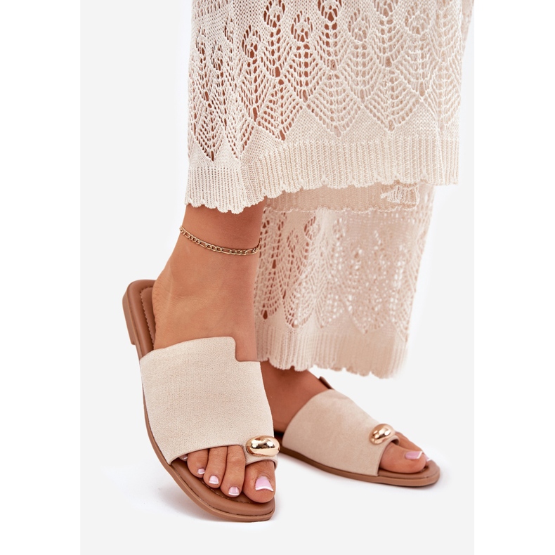 Platta kvinnors flip flops med gyllene detalj beige 1