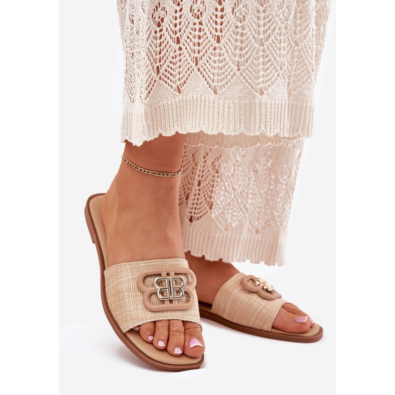 Platta kvinnors flip flops med dekorativ detalj beige 1