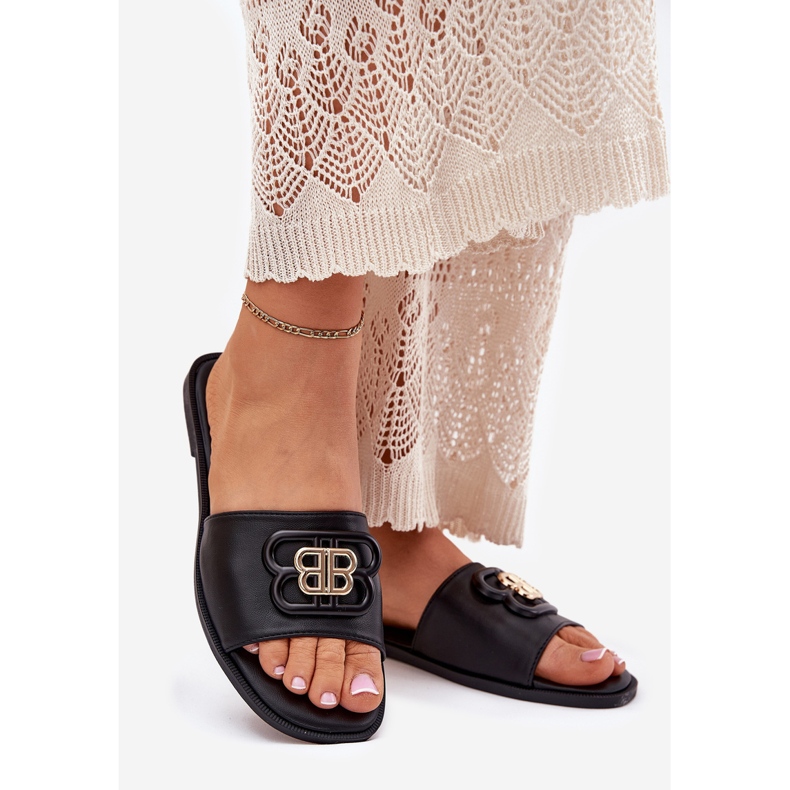 Platta kvinnors flip flops med en dekorativ detalj svart 1