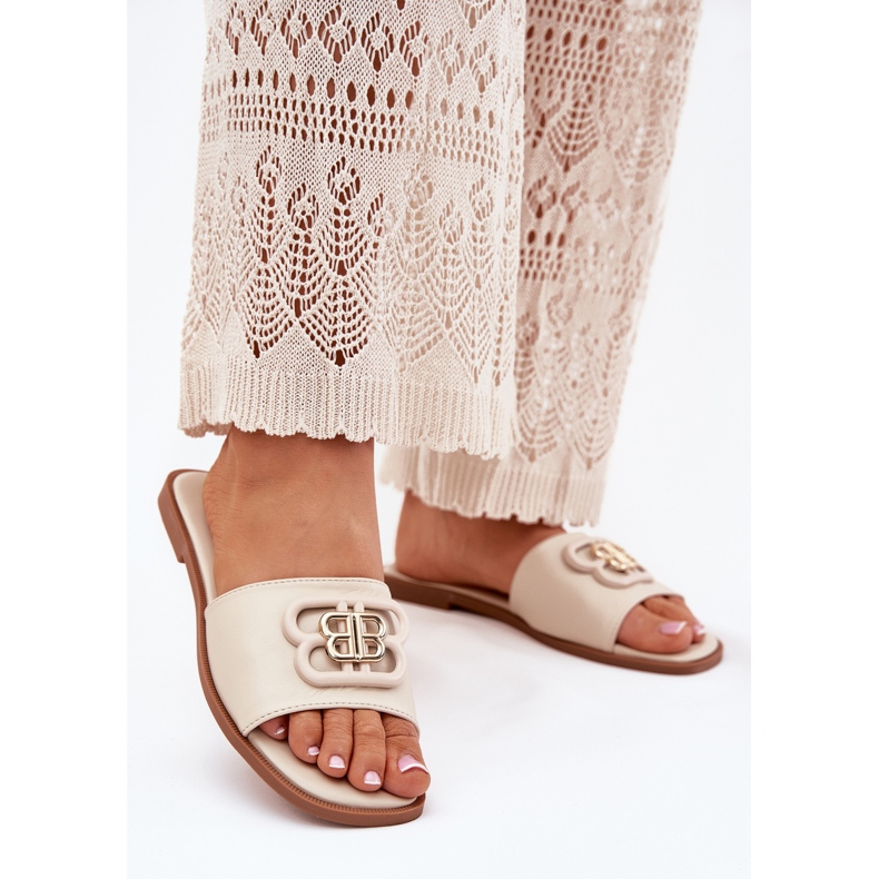Platta kvinnors flip flops med dekorativ detalj beige 2