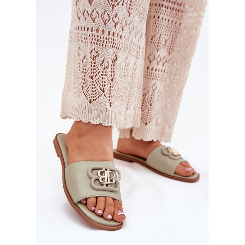 Platta kvinnors flip flops med en dekorativ grön detalj 2