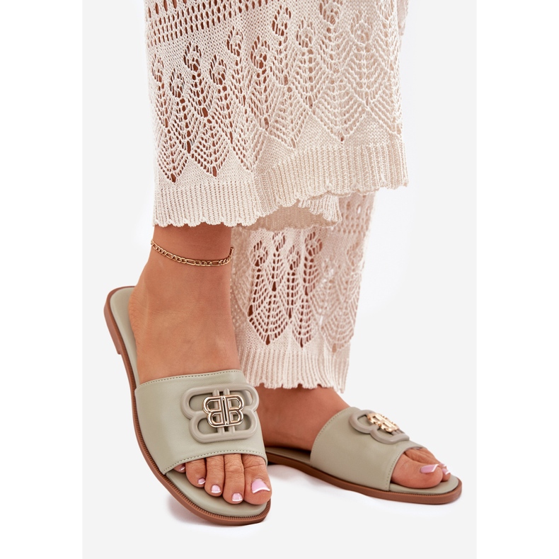 Platta kvinnors flip flops med en dekorativ grön detalj 1