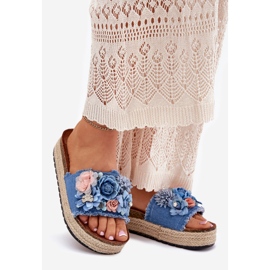 Kvinnors flip flops på plattformen med fläta och blå blommor 1