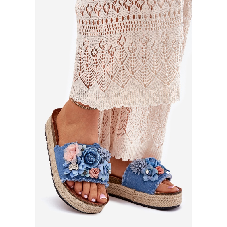 Kvinnors flip flops på plattformen med fläta och blå blommor 1