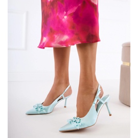 Gröna pumpar på en stift med bågar 1