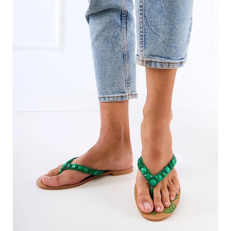 Gröna flip flops dekorerade med stenar 1