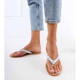 Vita flip -flops dekorerade med stenar 1