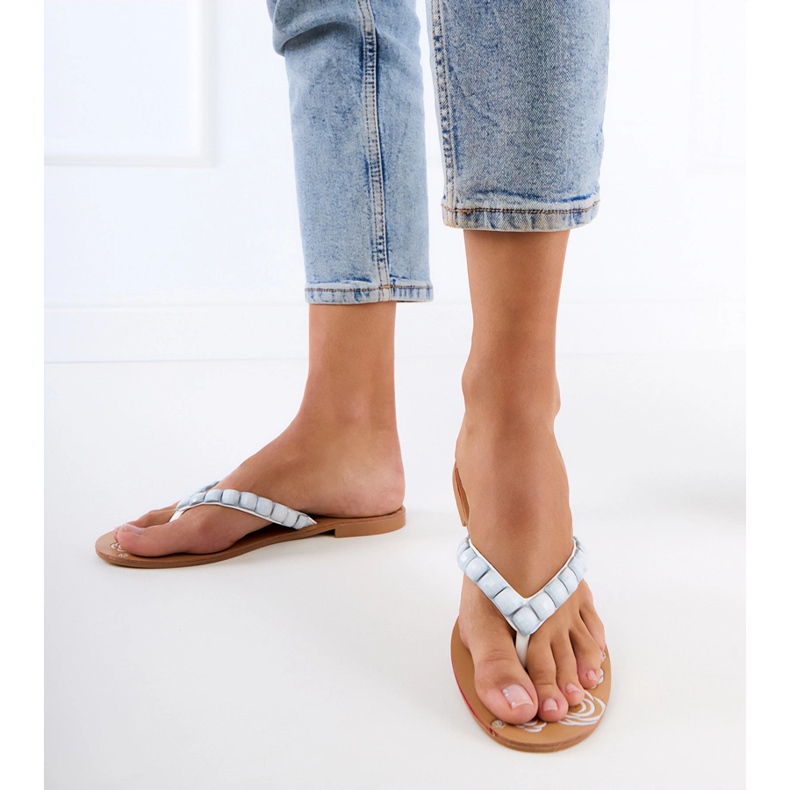 Vita flip -flops dekorerade med stenar 1