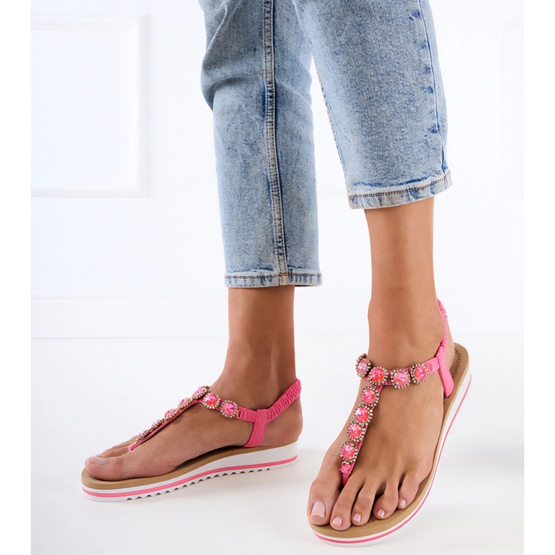 Rosa sandaler av flip -flops dekorerade med zirkoner 1