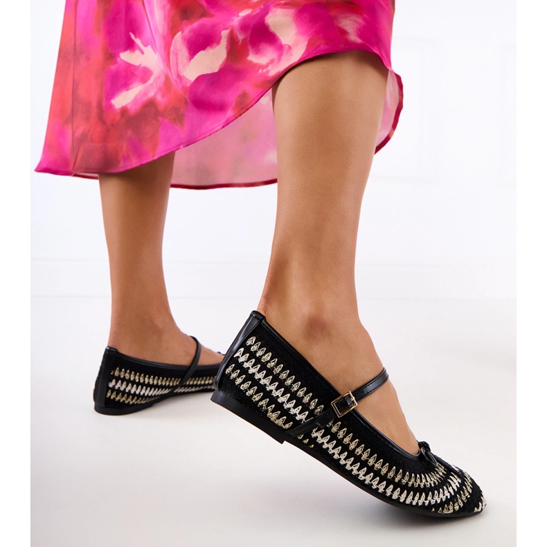 Svart material ballerinas med ett spänne och en båge 1
