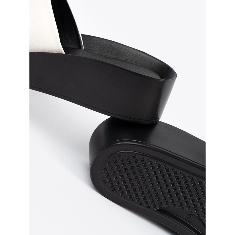 Goodin Svartvita flip flops på en låg kil 1