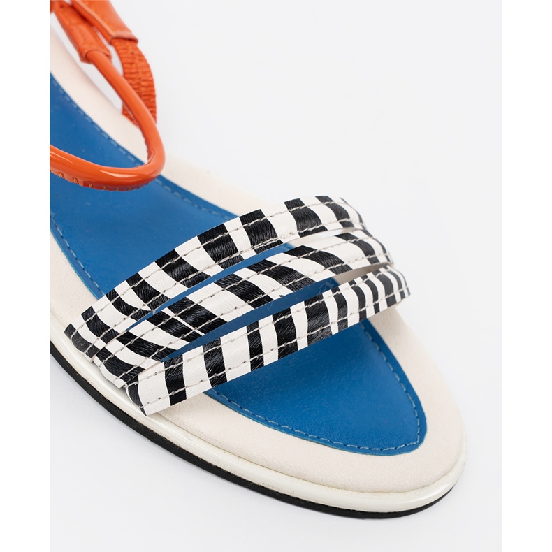 Flerfärgade sandaler på en platt sula mångfärgad 1