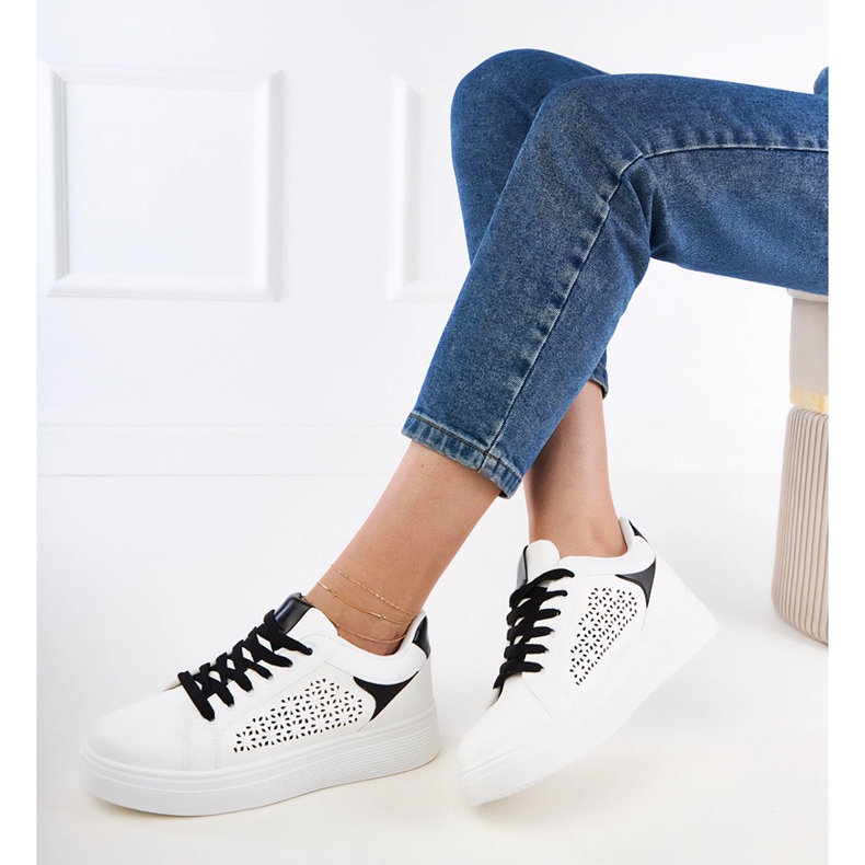 Vita sneakers med svarta skär på plattformen 2