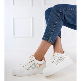 Vita sneakers med guldinsatser på plattformen 2