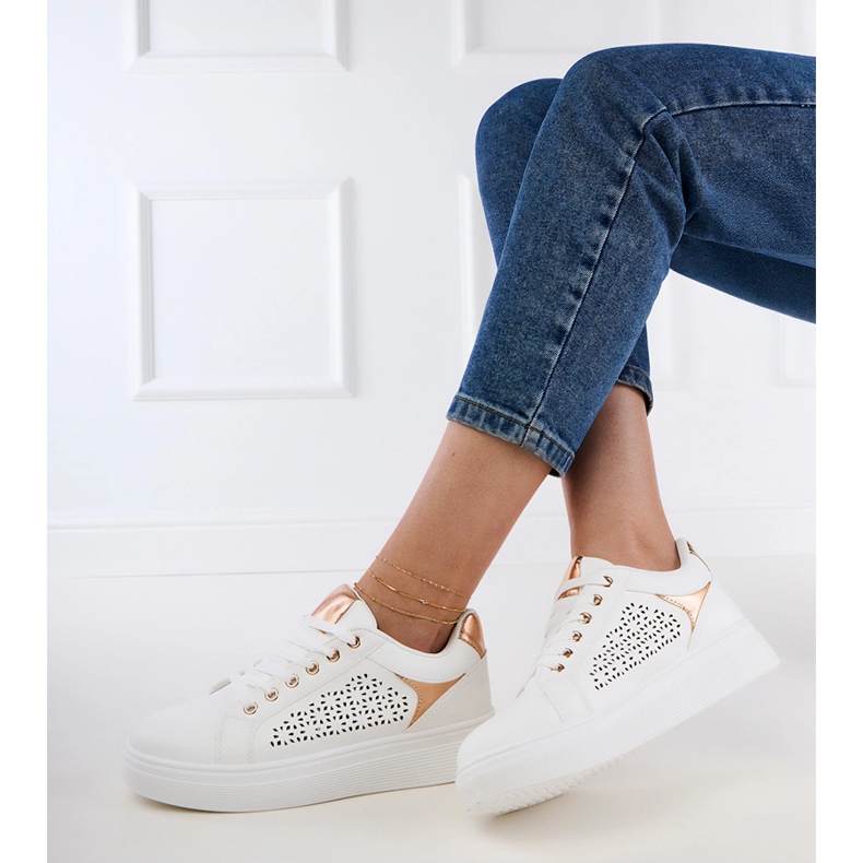 Vita sneakers med guldinsatser på plattformen 2