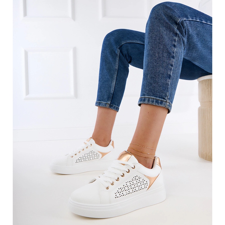 Vita sneakers med guldinsatser på plattformen 1