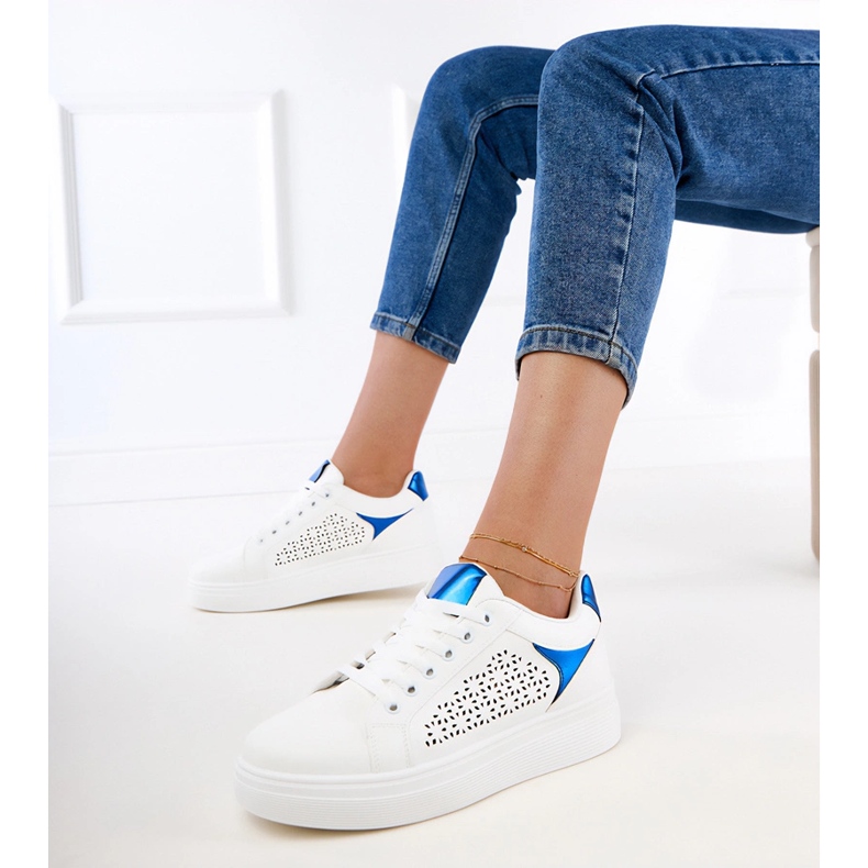 Vita sneakers med blå skär på plattformen 2