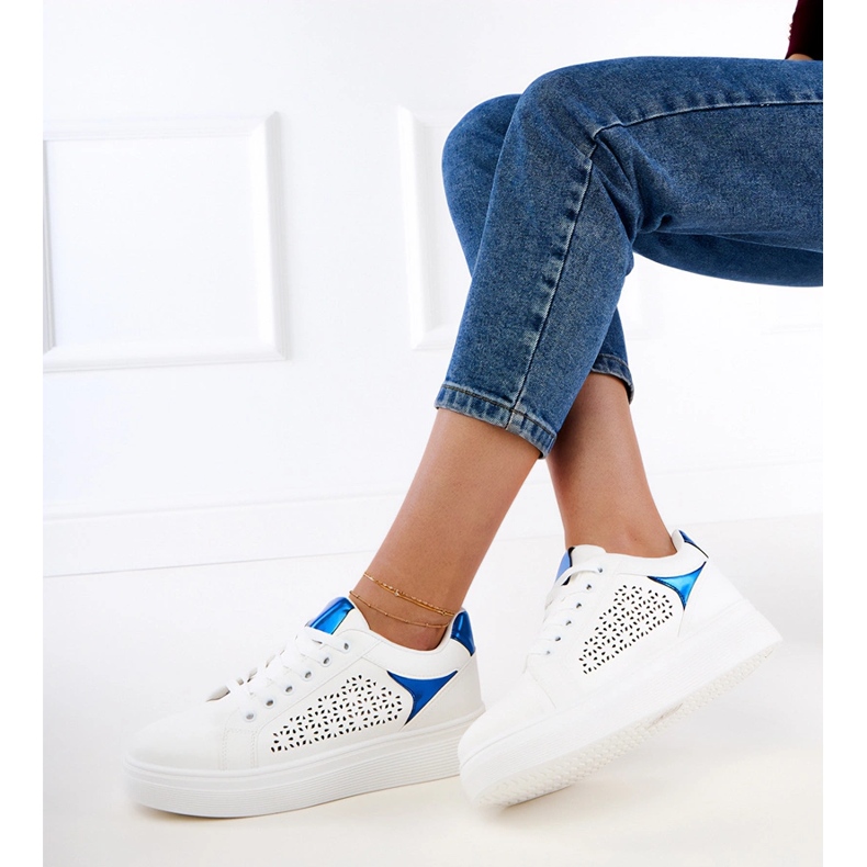 Vita sneakers med blå skär på plattformen 1
