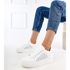 Vita sneakers på plattformen 1