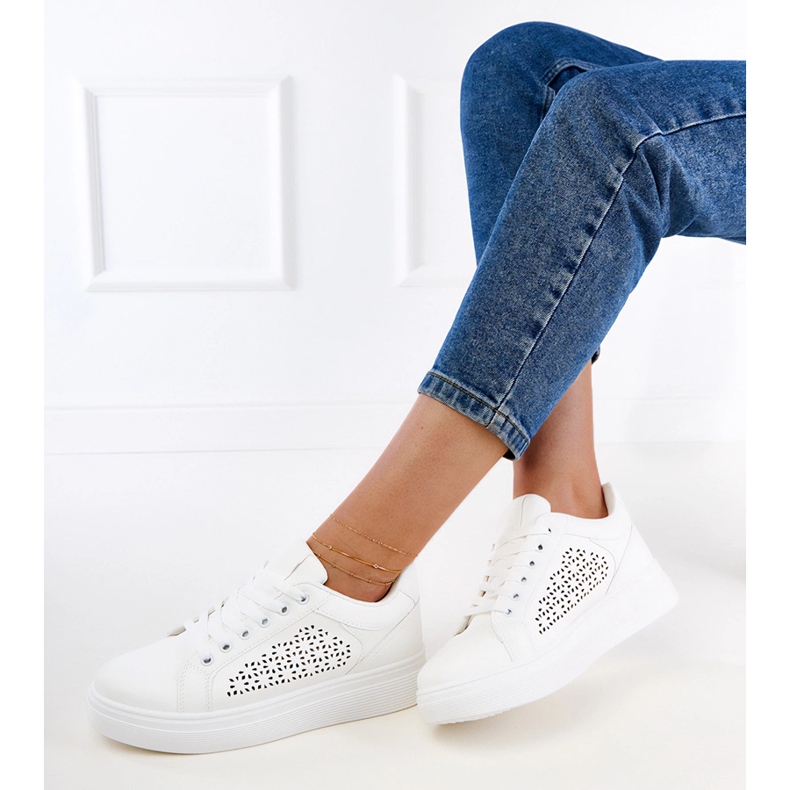 Vita sneakers på plattformen 2