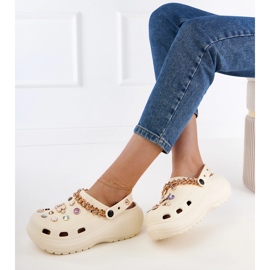 Beige flip -flops byggd med dekorationer 2