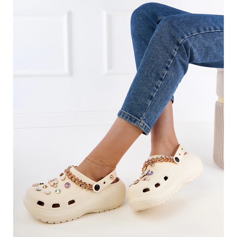 Beige flip -flops byggd med dekorationer 2