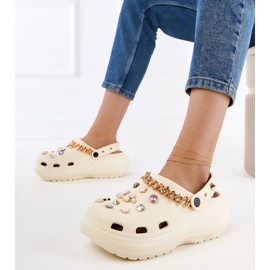 Beige flip -flops byggd med dekorationer 1