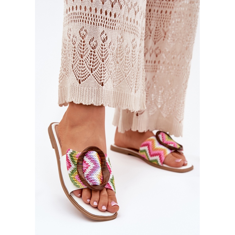 Platta kvinnors flip flops med ett dekorativt vitt spänne 2