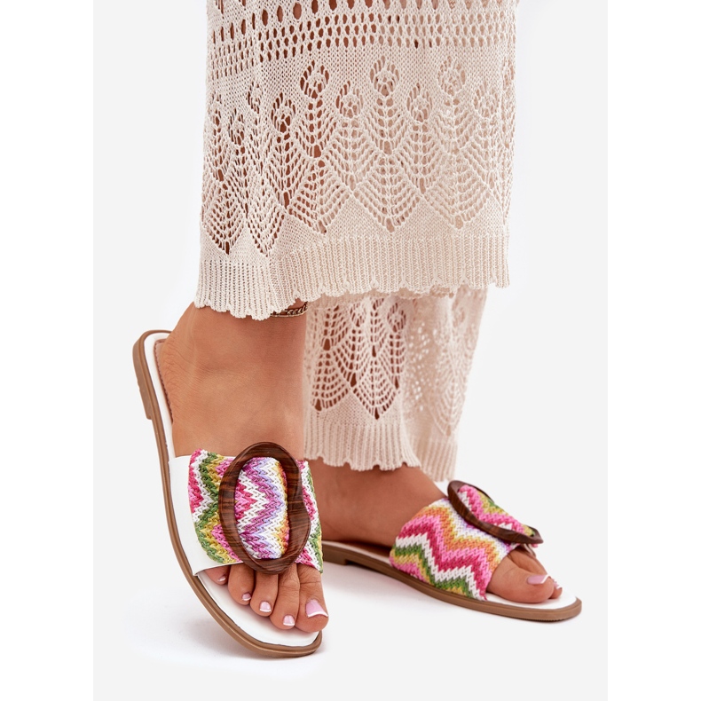 Platta kvinnors flip flops med ett dekorativt vitt spänne 1