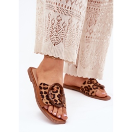 Kvinnors platt flip flops med ett dekorativt leopardspänne brun 2