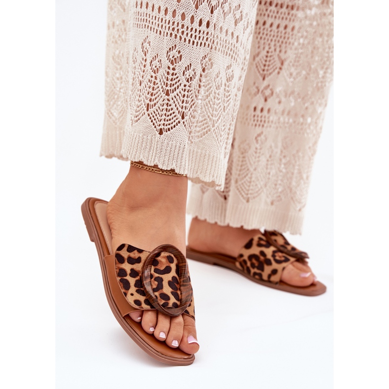 Kvinnors platt flip flops med ett dekorativt leopardspänne brun 2