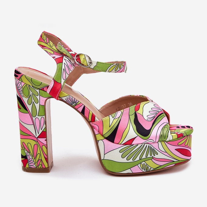 Mönstrade sandaler på posten och rosa-grön plattform 1