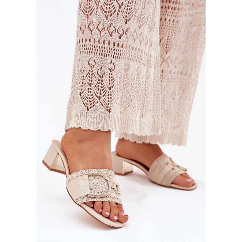 Kvinnors höga klackar med en dekorativ detalj beige 2