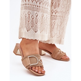 Kvinnors klackar med en dekorativ mörk beige detalj 2