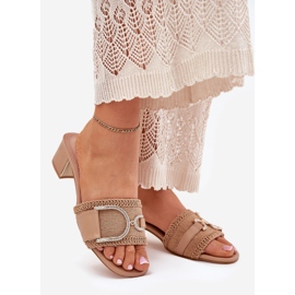 Kvinnors klackar med en dekorativ mörk beige detalj 1