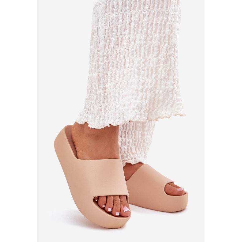 Kvinnors tofflor på en tjock kaki -sula beige 1