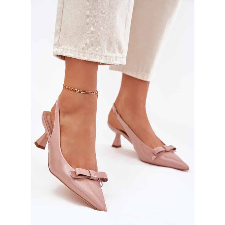 Lackerade sandaler på en stift med en naken båge beige 2