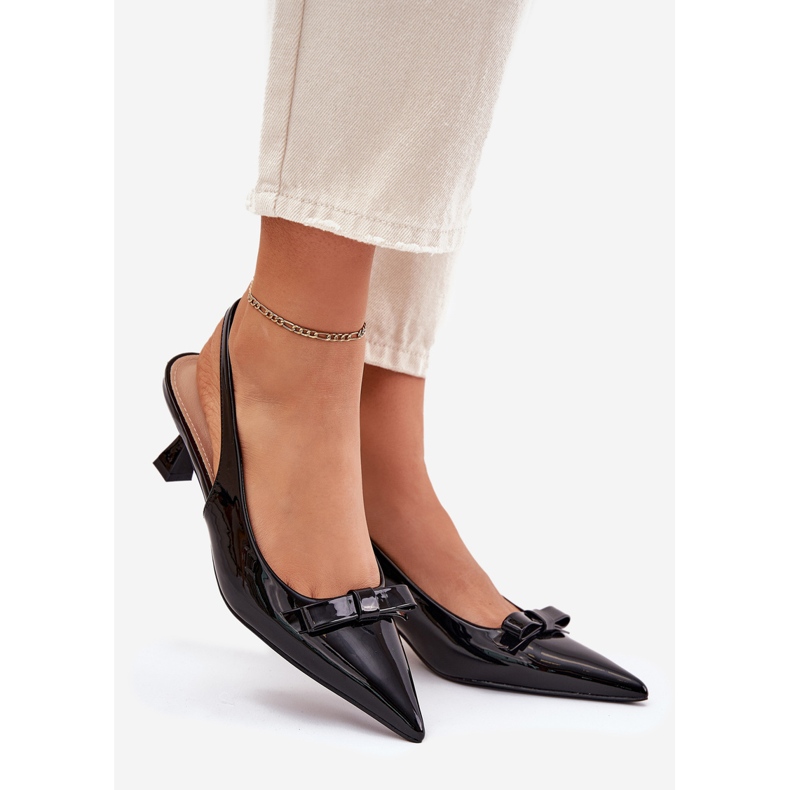 Målade sandaler på en hög häl med en svart båge 1