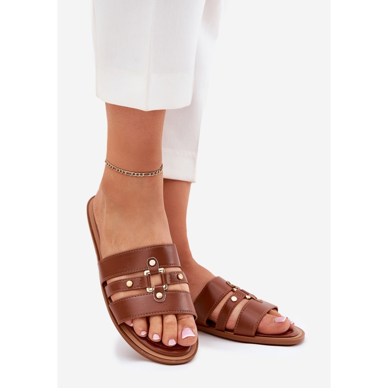 Platta kvinnors flip flops med en gyllene detalj kamel brun 1