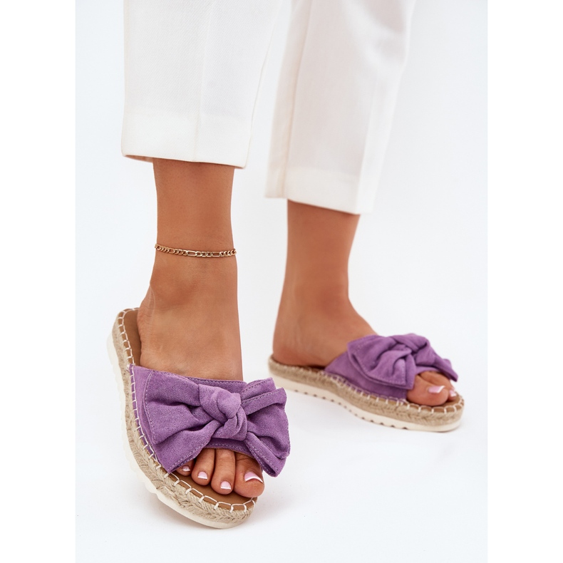 Kvinnors flip flops på plattformen med fläta och violet båge violett 2