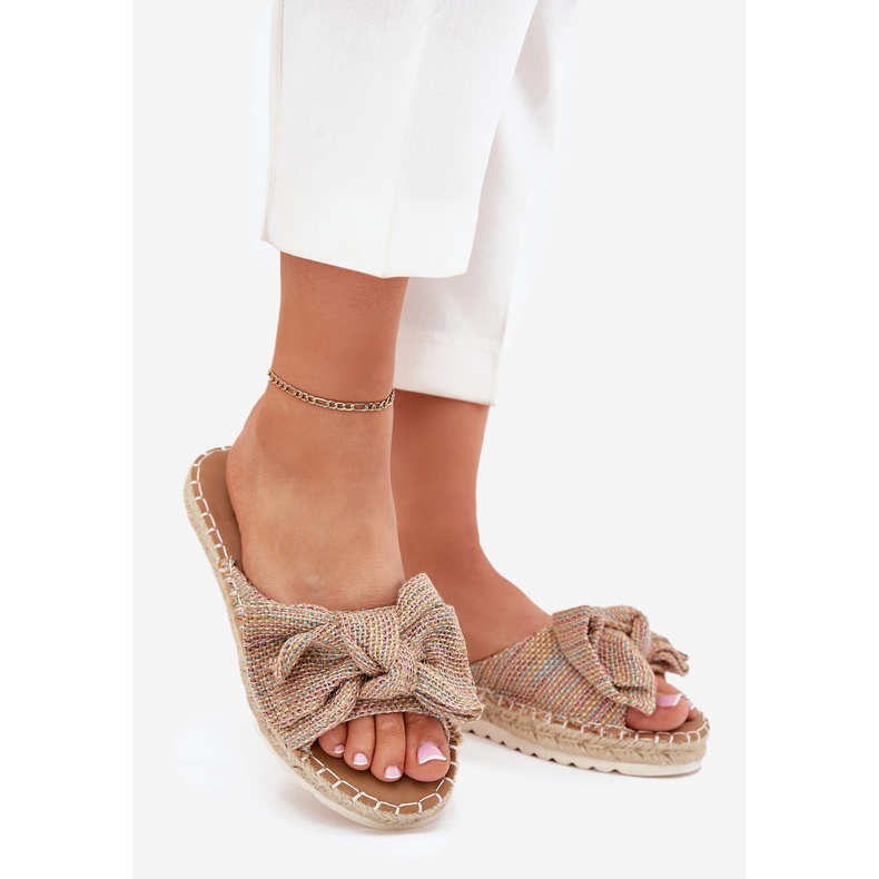 Kvinnors flip flops på plattformen med fläta och en multicolor bow mångfärgad 1