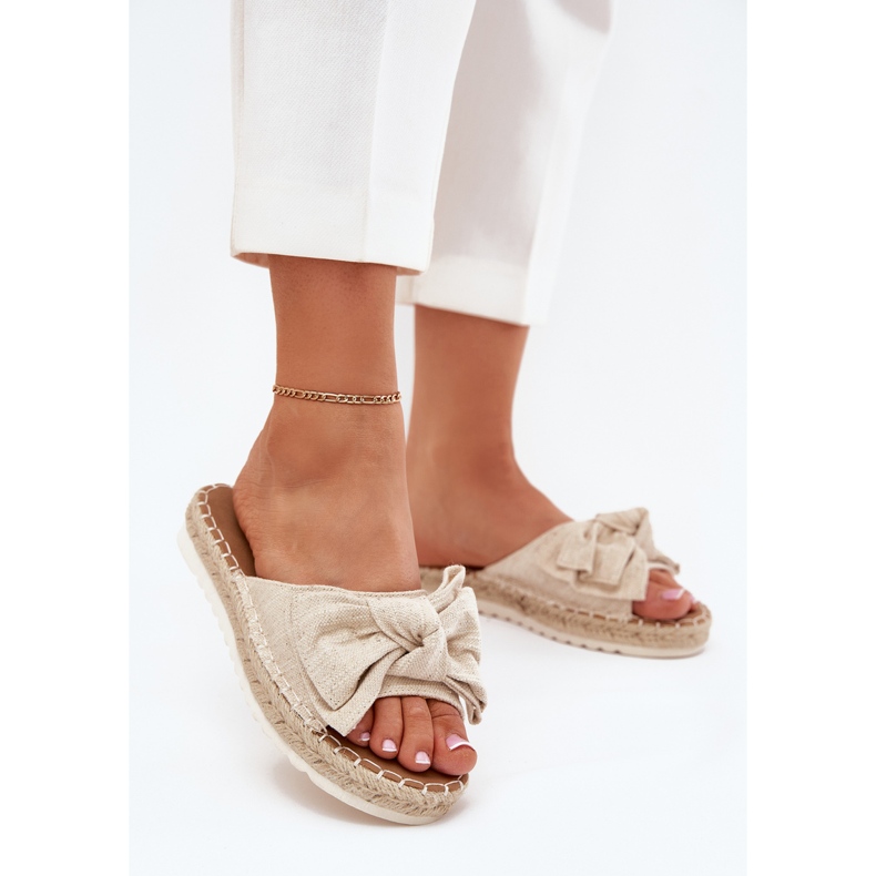 Kvinnors flip flops på plattformen med flät och beige bow 2